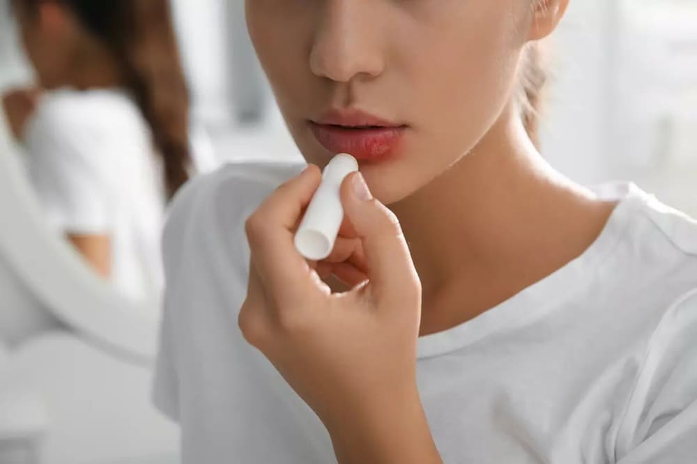 5 avantages du baume à lèvres au suif