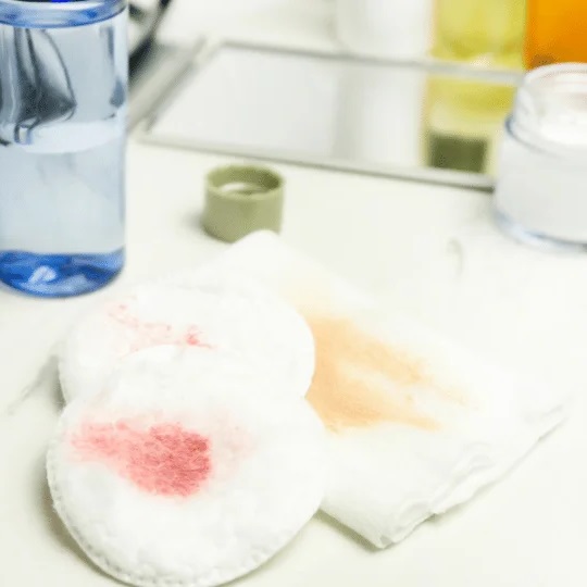 Double nettoyage ou nettoyage à l’huile  la meilleure routine de soins pour les peaux à tendance acnéique