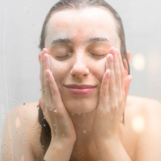 Il faut se laver le visage plus souvent pour prévenir les éruptions cutanées