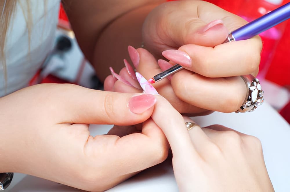 Quelle est la durée de vie de la colle à ongles