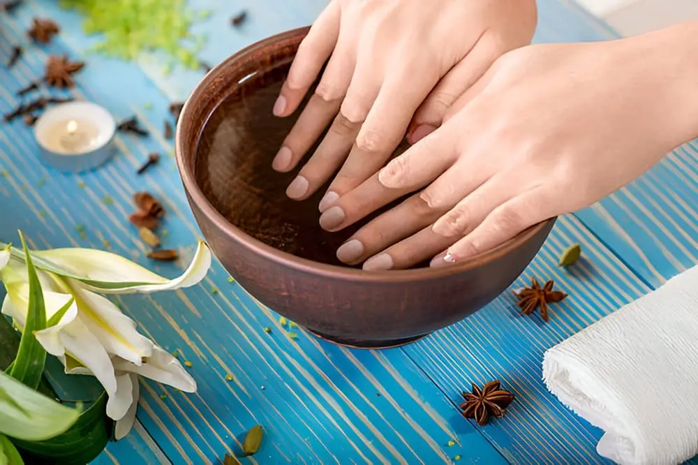 enlever les ongles en acrylique avec de l'eau chaude