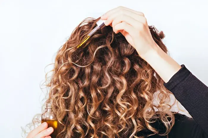 Bienfaits de l'huile d'argan pour les cheveux bouclés